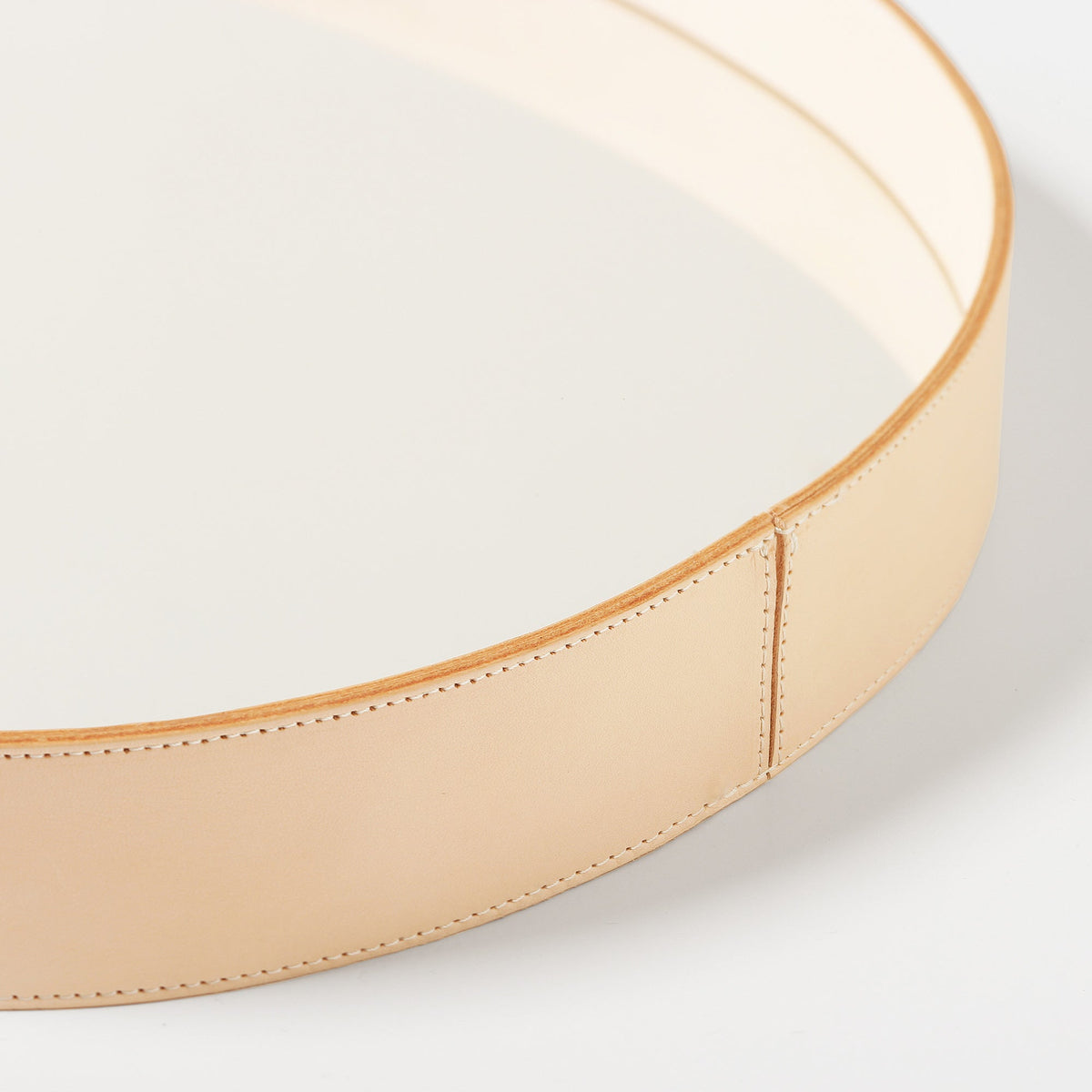 OVAL MIRROR ナチュラル ヌメ革を使用し、経年変化を楽しめる、本革の質感